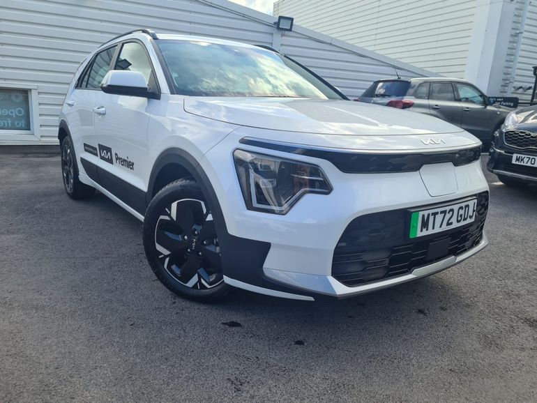 Mt72gdj White Kia Niro 64 8kwh For Sale For £29 194 In Tameside Electrifying